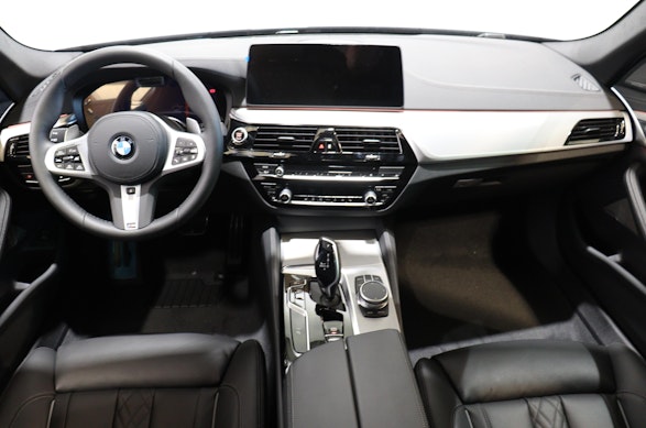 BMW 540i xDrive Touring 4