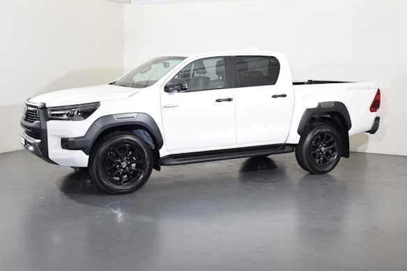 TOYOTA Hilux Double Cab.-Pick-up 2.8 D-4D 204 Invincible MHEV 3