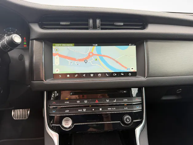 Jaguar XF 2.0 T 300 Chequered Flag AWD