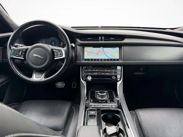Jaguar XF 2.0 T 300 Chequered Flag AWD