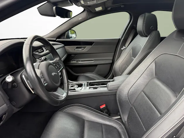 Jaguar XF 2.0 T 300 Chequered Flag AWD