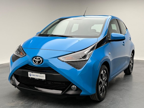 First vehicle image First vehicle image