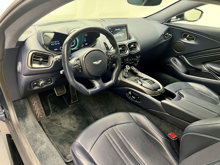 Vehicle image ASTON MARTIN V12 Vantage