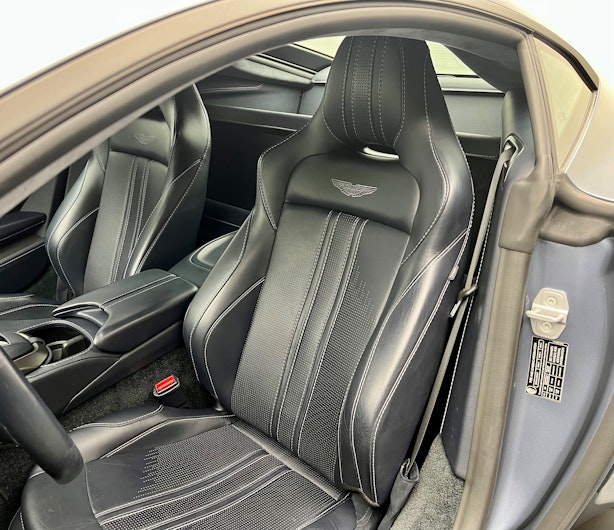 Vehicle image ASTON MARTIN V12 Vantage