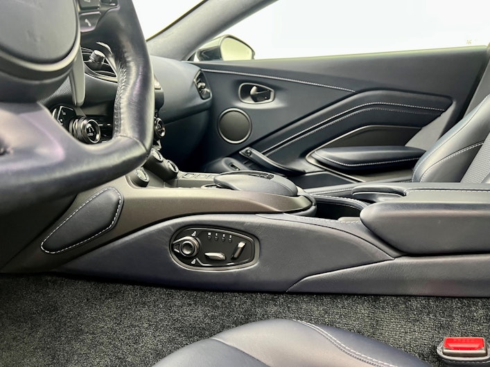 Vehicle image ASTON MARTIN V12 Vantage