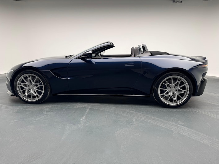 Vehicle image ASTON MARTIN V12 Vantage