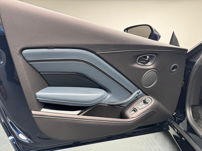 Vehicle image ASTON MARTIN V12 Vantage