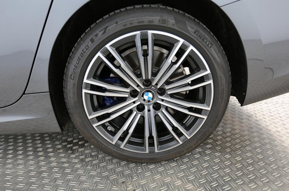 BMW 330e xDrive Touring 5