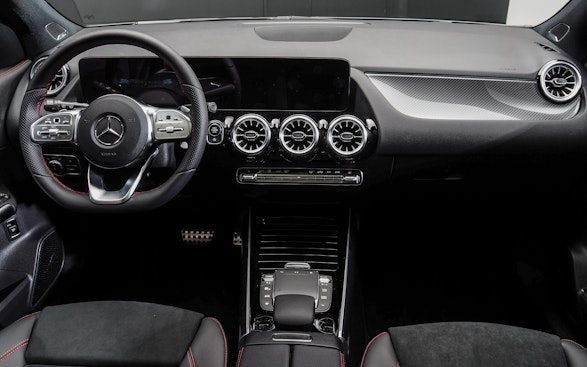 MERCEDES-BENZ GLA 250 AMG Line 4m 3