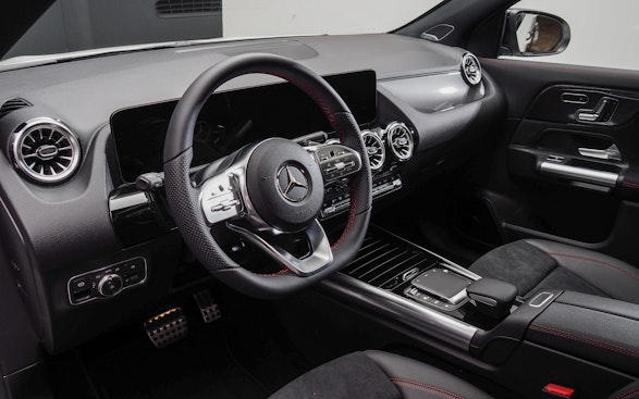 MERCEDES-BENZ GLA 250 AMG Line 4m 2
