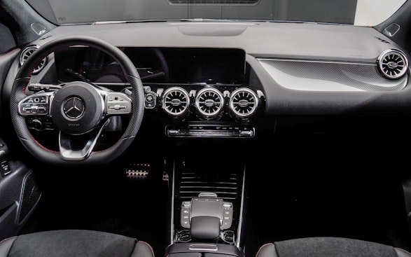 MERCEDES-BENZ GLA 250 AMG Line 4m 3