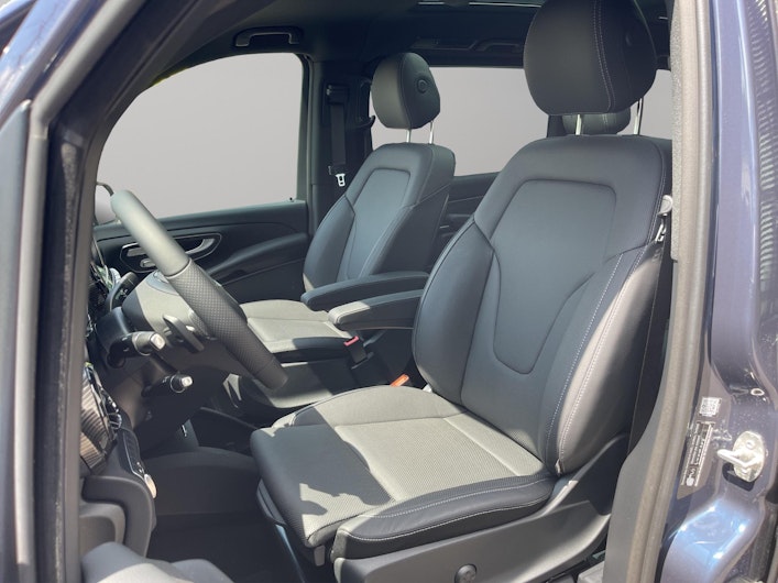 Vehicle image MERCEDES-BENZ EQV 300