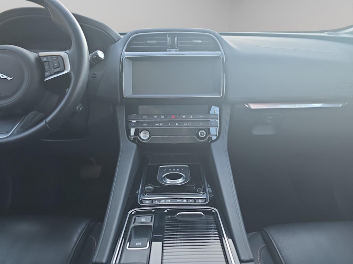 Vehicle image JAGUAR F-PACE