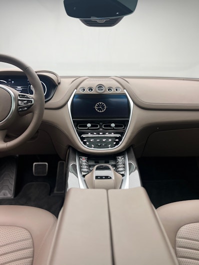 Vehicle image ASTON MARTIN DBX