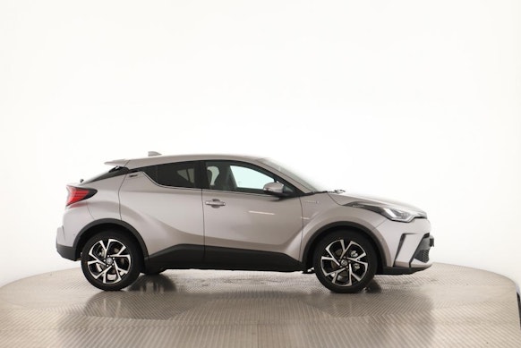 TOYOTA C-HR 2.0 VVTi HSD Trend 11
