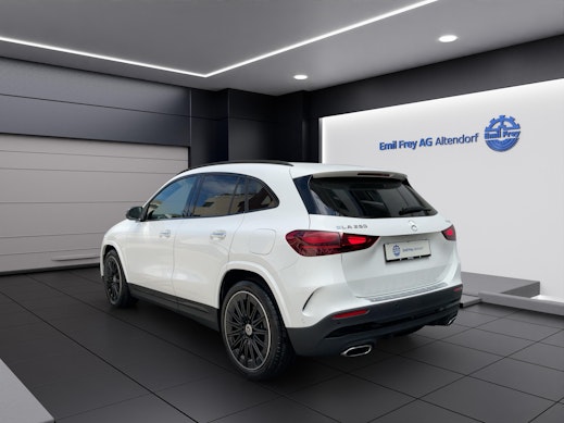 MERCEDES-BENZ GLA 250 AMG Line 4matic 3