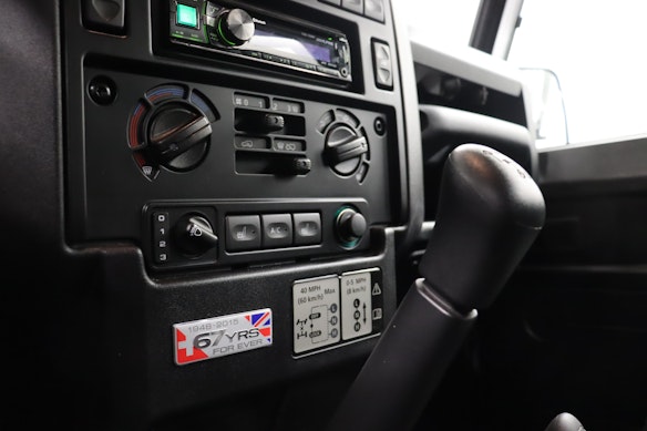 LAND ROVER Defender 110 2.2 TD4 SW SE 7