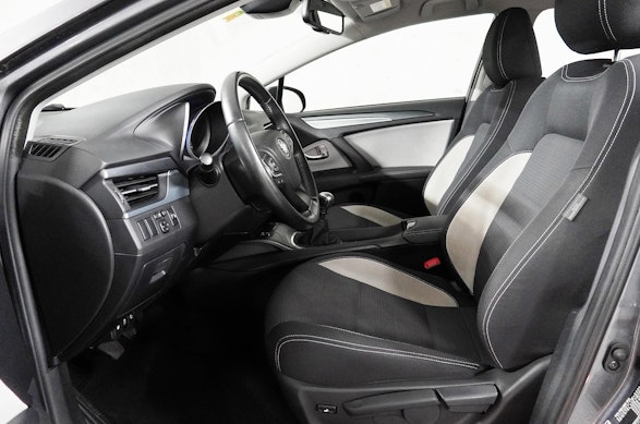 TOYOTA Avensis Wagon 1.8 VMa Luna 2