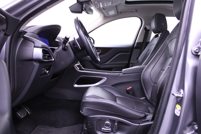 Vehicle image JAGUAR F-PACE