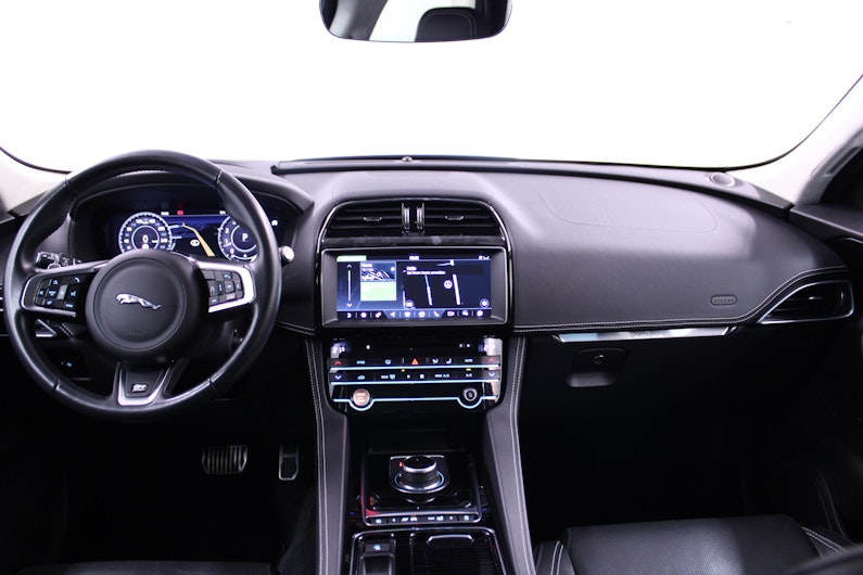 Vehicle image JAGUAR F-PACE