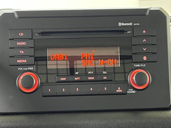 Suzuki Jimny Autoradio Bluetooth / CD / Original