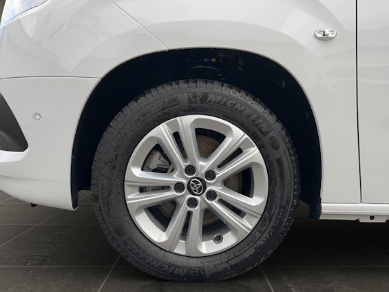 Vehicle image 18 Vehicle image 18