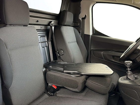 Vehicle image 14 Vehicle image 14