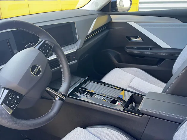 Opel Astra 1.6 T (180 PS) PHEV Swiss Plus
