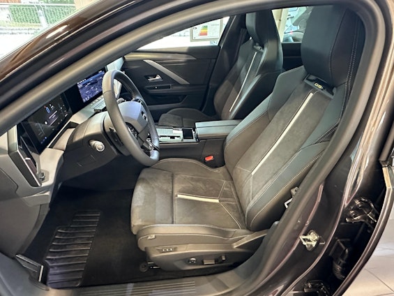 Vehicle image 4 Vehicle image 4