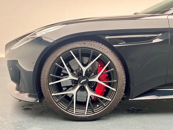 Fahrzeugbild ASTON MARTIN DB12