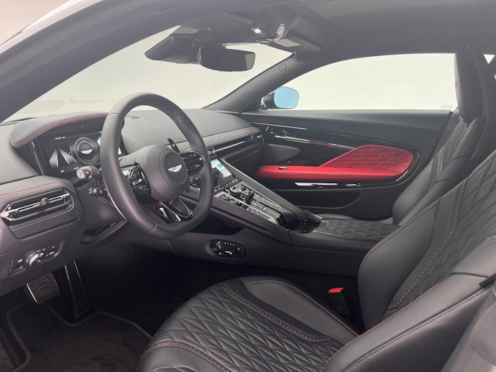 Fahrzeugbild ASTON MARTIN DB12