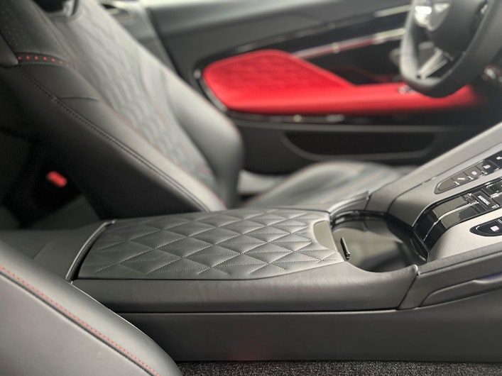 Fahrzeugbild ASTON MARTIN DB12