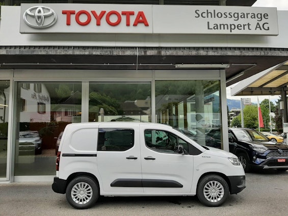 First vehicle image