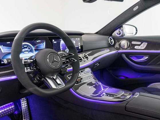 Lenkrad mit Display im Mercedes Benz E63s AMG
