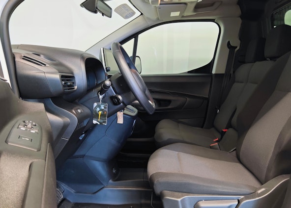 Vehicle image 4 Vehicle image 4