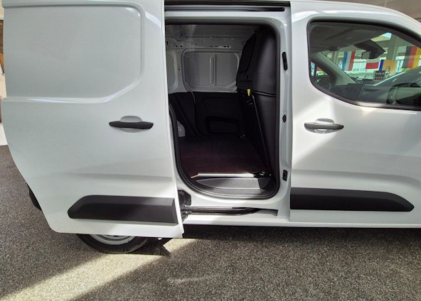 Vehicle image 8 Vehicle image 8