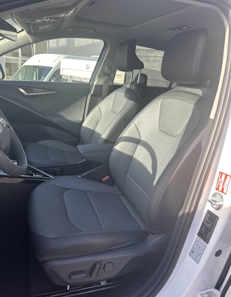 Vehicle image 16 Vehicle image 16