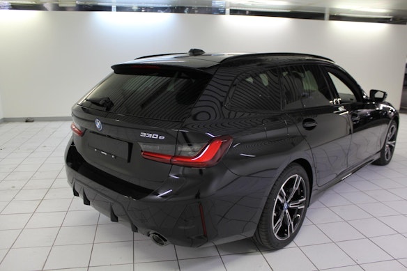 BMW 330e xDrive Touring 2