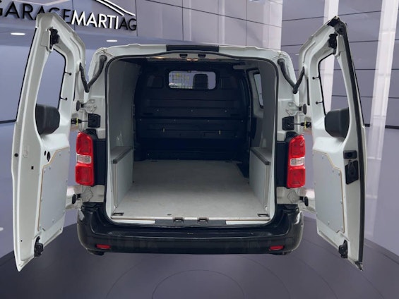 Vehicle image 4 Vehicle image 4