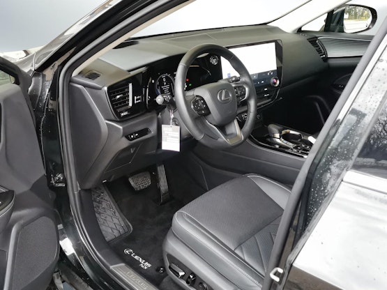 Vehicle image 10