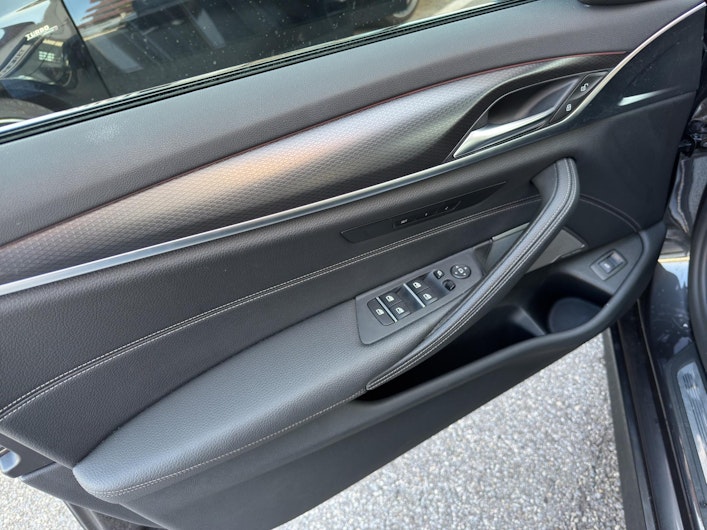 Vehicle image BMW 5 SERIES