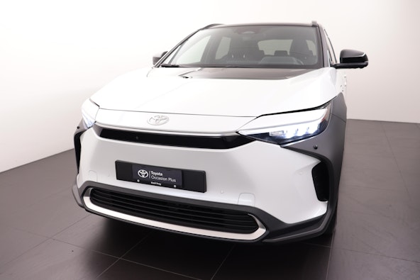 First vehicle image