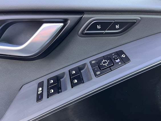 Vehicle image 18 Vehicle image 18