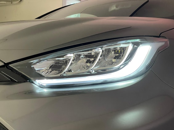 Vehicle image 18 Vehicle image 18