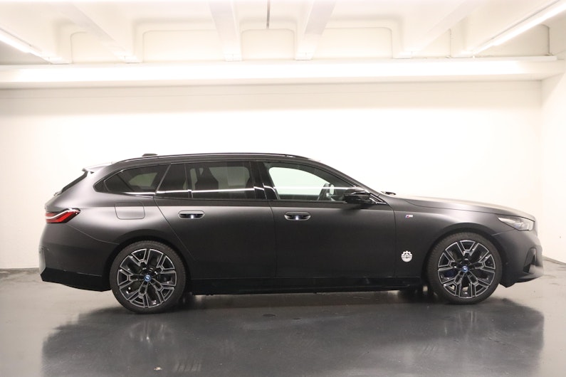 Vehicle image BMW i5