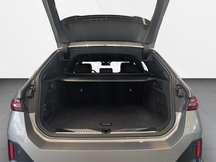 Vehicle image BMW i5