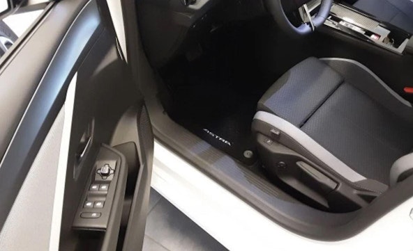 Vehicle image 4 Vehicle image 4