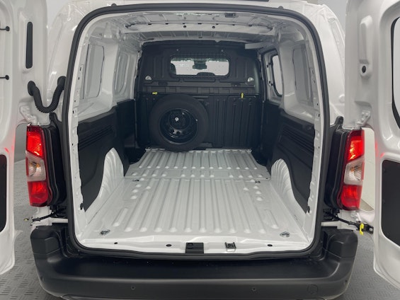 Vehicle image 4 Vehicle image 4