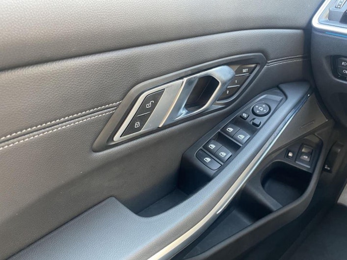 Vehicle image BMW 3 SERIES