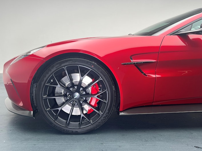 Vehicle image ASTON MARTIN V12 Vantage